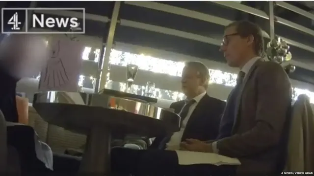 'चॅनल 4' या न्यूज चॅनलने केलेल्या स्टिंग ऑपरेशनमधील दृष्य.