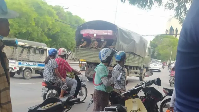 ပစ်ခတ်မှုပြင်းထန်လွန်းလို့ အိမ်တချို့တောင် တုန်ကုန်တယ်လို့ အနီးမှာနေထိုင်သူတွေကပြော