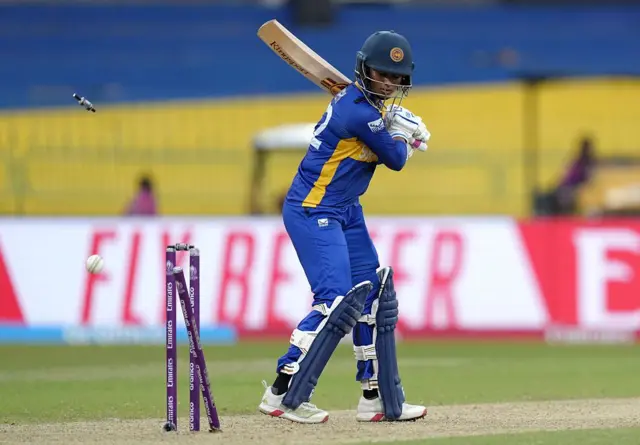 විශ්මි ගුණරත්න නවසීලන්ත කණ්ඩායම සමග පැවති තරගයේදී දැවී ගිය අයුරු.