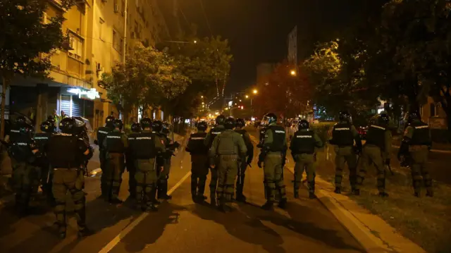 Policija okrenuta leđima na ulicama noću