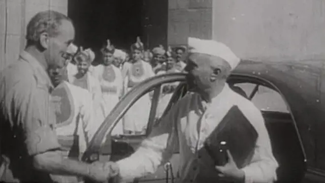 ชวาหะร์ลาล เนห์รู ผู้นำพรรคคองเกรสในสมัยนั้นเดินทางมาหารือกับเจ้าหน้าที่ทางการอังกฤษ