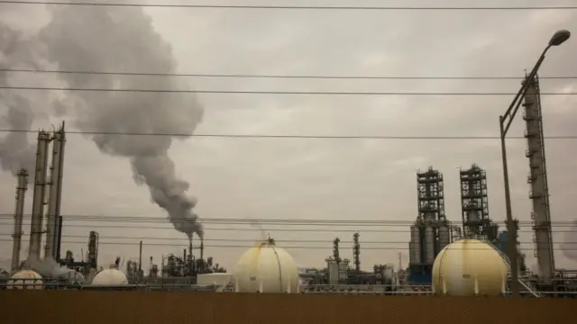 तेल रिफायनरी