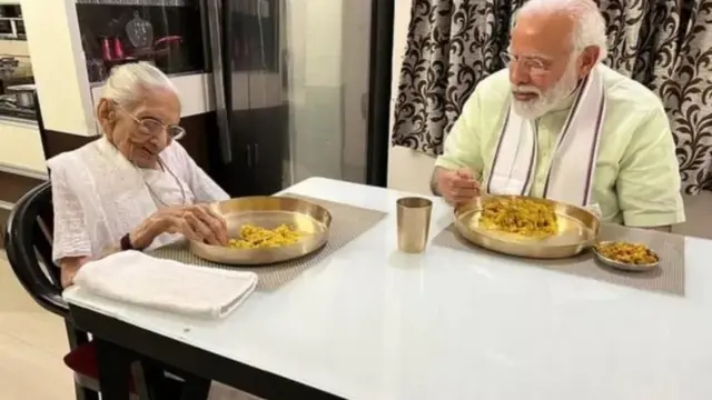 નરેન્દ્ર મોદી ગાંધીનગરમાં માતા હીરાબેન મોદી, તેમના 100મા જન્મદિવસ પર મળવા પહોંચ્યા હતા. (ફાઇલ ફોટો)