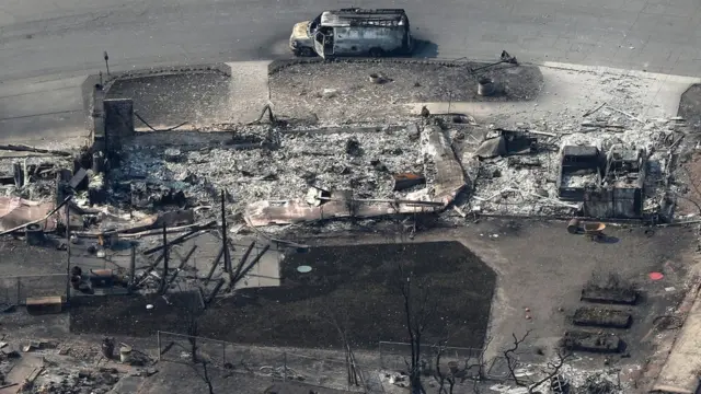 Todavía no se sabe cómo empezaron los incendios el domingo por la noche. Según los expertos, el fuego avanzó a gran velocidad por la combinación de fuertes vientos, con baja humedad y un tiempo seco y caluroso.