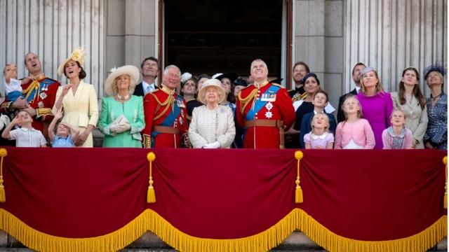 Fotografia colorida mostra membros da família real na sacada do Palácio de Buckingham