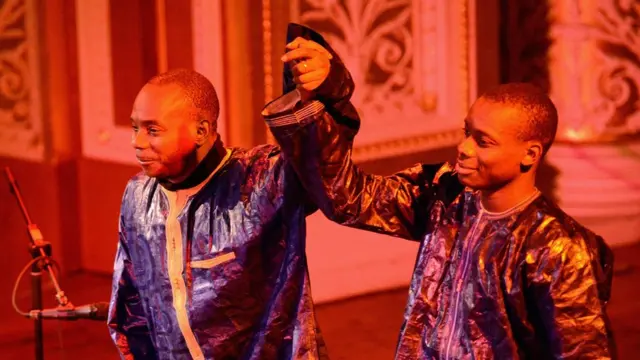 Toumani Diabate et son fils Sidiki sur la scène du St George's Hallv au Royaume-Uni
