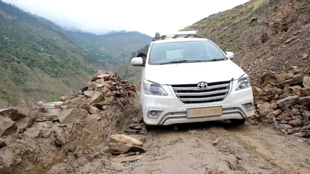 यहां पहुंचने के लिए पहले डोडा से 55 मील चट्टानी सड़कों से होकर जाना पड़ता है