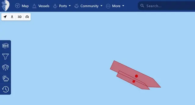 تصویری از وبسایت myshiptracking که یک کشتی دیگر را در کنار کشتی سوئز راجان نشان می‌دهد که آمریکا می‌گوید محموله تحریم شده نفت ایران در آن است