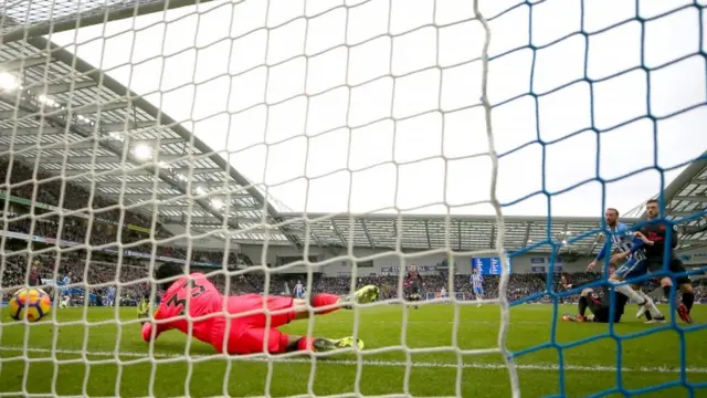 Agbabọọlu Brighton, Glenn Murray gba bọọlu si awọn Arsenal