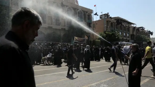 اگرچہ سماجی دوری کو اپنانے کے ضابطے پر عمل ناممکن دکھائی دے رہا ہے تاہم یہاں کربلا میں انتظامیہ کی جانب سے جلوس کے شرکا کو کورونا وائرس سے بچانے کے لیے سپرے کیا جا رہا ہے