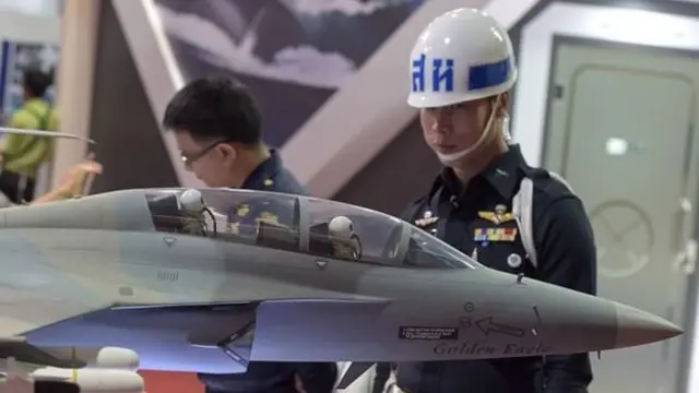 ทหารมองเครื่องบินรบจำลอง