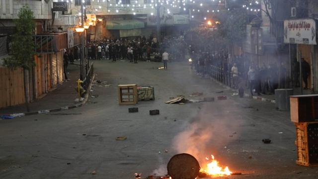 درگیری پلیس اسرائیل و فلسطینی‌های معترض به حمله اسرائیل به غزه با شلیک گاز اشک‌آور، گلوله‌های پلاستیکی و آتش زدن تایرهای ماشین‌ها همراه بود است