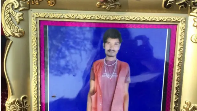 எலும்புருக்கி நோயினால் துன்புற்ற பாம்பாட்டியான அவருடைய மறைந்த கணவர்