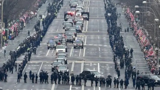 特朗普和奥巴马的车队经过宾夕法尼亚大街