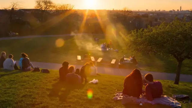 Люди відпочивають