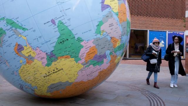 伦敦政治经济学院（LSE）苏瑞福学生中心外展示的艺术家马克·渥林格（Mark Wallinger）作品“颠倒的世界”政区地球仪——上下颠倒的地球仪使印度“骑”在中国之上（6/12/2022）