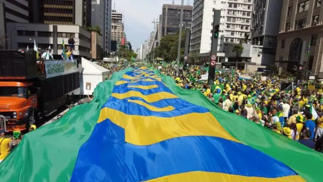 Dubban jama'a sun cika a Paulista Avenue a São Paulo