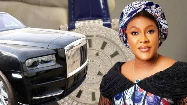 Aisha Achimugu ree to lo iborun, to si n rẹrin musẹ-musẹ pẹlu ẹgba-eti.