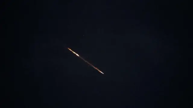  Milipuko katika anga ya Tel Aviv baada ya shambulio la Iran mnamo Aprili 14, 2024.