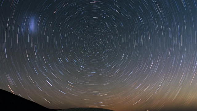 การหมุนของโลกทำให้มองเห็นแสงดาวในภาพถ่ายท้องฟ้ายามราตรีเป็นเส้นวงกลม