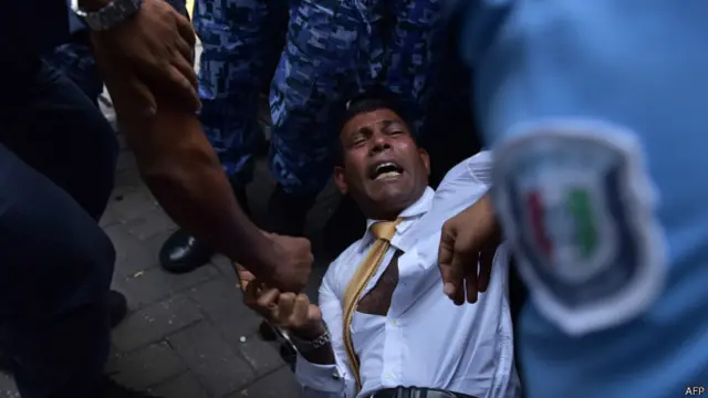 හිටපු ජනාධිපති මොහොම්මඩ් නෂීඩ් අත්අඩංගුවට ගත් ආකාරය