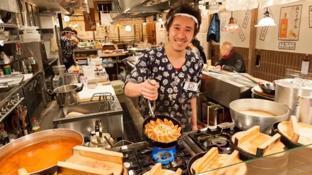 الأجيال الأصغر سنا تتمرد على العادات الخطيرة في بيئات العمل اليابانية