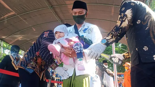 Pengungsi memasuki Pandopo Trunojoyo Sampang untuk menjalani pembaiatan ke Suni, Kamis (05/11).