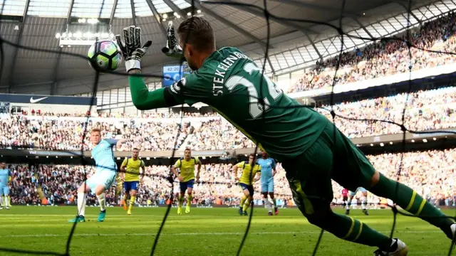 Everton keeper Maarten Stekelenburg saves a penalty Kevin De Bruyne of Manchester City penalty