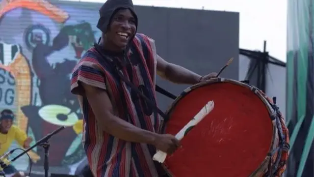 Oṣere kan n fi ilu ṣere