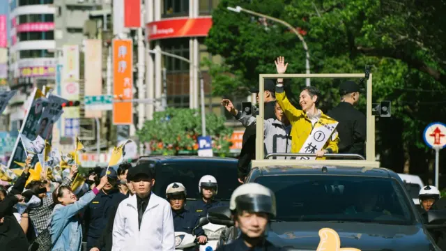 賴佩霞在Netflix台劇《人選之人-造浪者》飾演總統候選人林月真,圖為劇照。