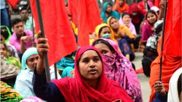 বেতন ভাতা পরিশোধ ও ছাঁটাই বন্ধের দাবিতে শ্রমিকদের বিক্ষোভ।