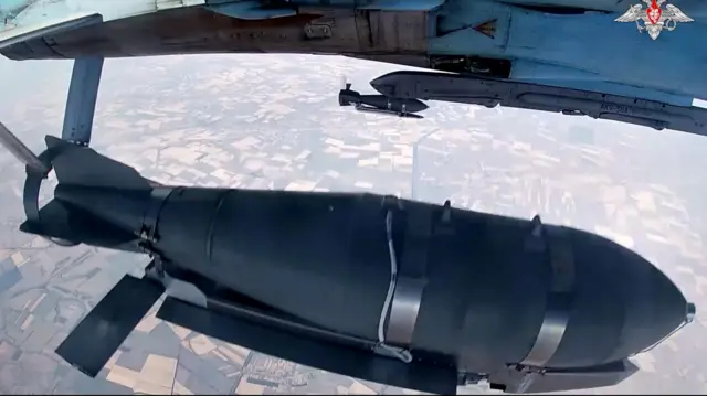 د روسیې د دفاع وزارت له ویډیو اخيستل شوی عکس چې په کې د روسیې یوه جنګي الوتکه د اوکراین په پوستو باندې (اېف اې بي ۵۰۰) بم غورځوي.