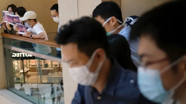 28/5: Người phản đối ở Hong Kong, cầm giấy có cờ Mỹ