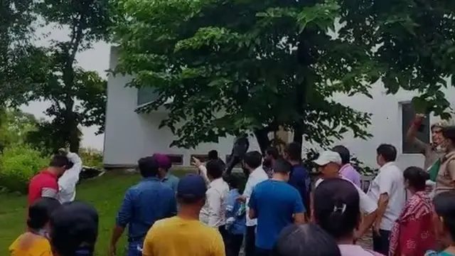 गुस्साए लोगों ने शनिवार को रिज़ॉर्ट में आग लगा दी