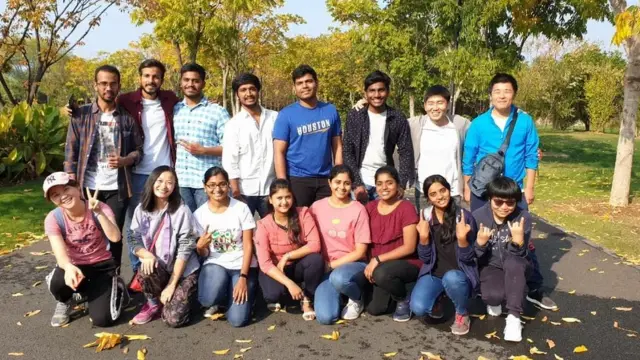 సహోద్యోగులతో జ్యోతి