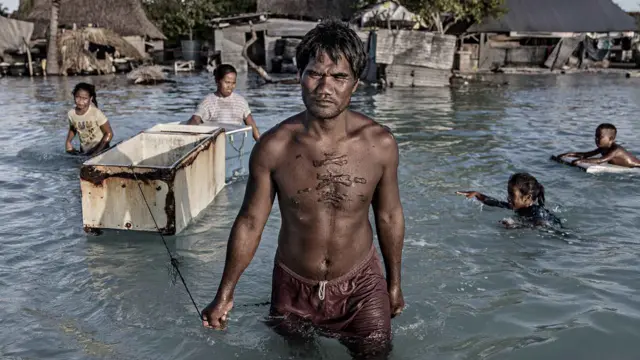 Villagers in Kiribati affected by flooding