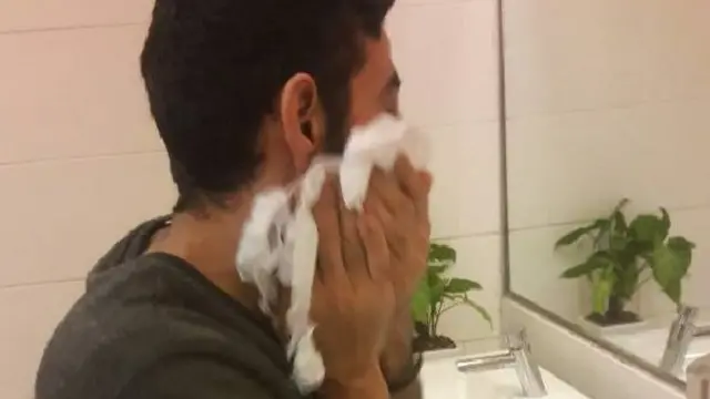 او می‌گوید که نتوانسته درست و حسابی دوش بگیرد و لباس پاکی هم ندارد که بپوشد