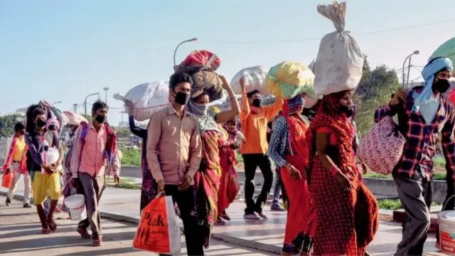 లాక్‌డౌన్‌తో నడిచి వెళ్తున్న కార్మికులు