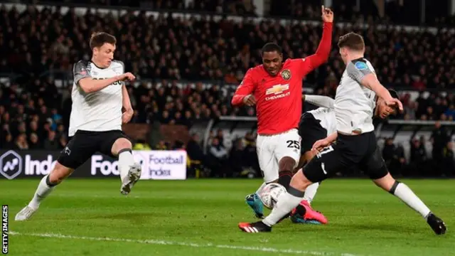 Odion Ighalo marque un but contre le Derby