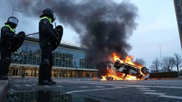 Un carro incendiado en Eindhoven.
