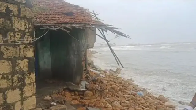 ગીર સોમનાથમાં છ મકાનો ધરાશાયી, દરિયાકાંઠાનાં 23 મકાનો ખાલી કરાવાયાં