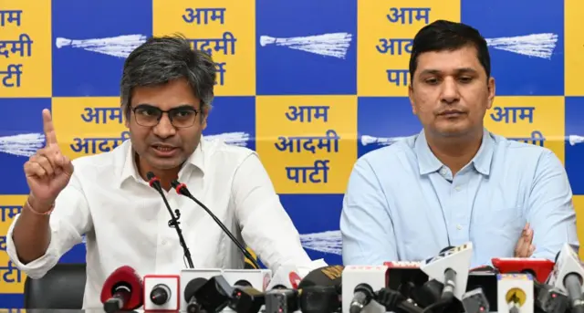 सौरभ भारद्वाज के साथ संदीप पाठक 