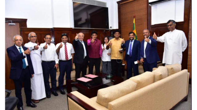 සජිත් ප්‍රේමදාස එක්සත් ජාතික පෙරමුණේ නායකයන් සමග