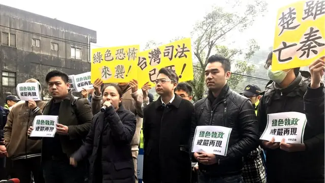 新党的支持者指责搜索王炳忠等人住处是"绿色恐怖"。