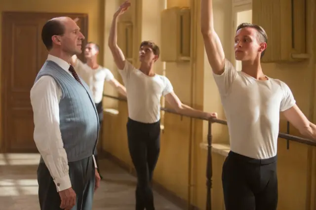 Ralph Fiennes (solda) Ağ Qarğa-da balet ustası Aleksandr Puşkin obrazını canlandırıb