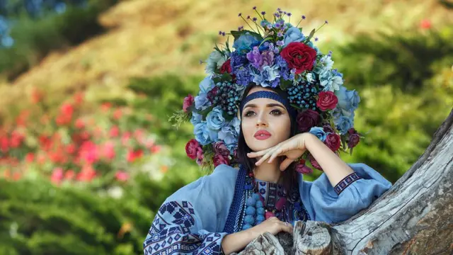 Жінка у вінку