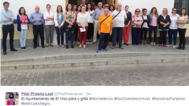 महिला और पुरुष दोनों ने मिलकर विरोध मार्च निकाला