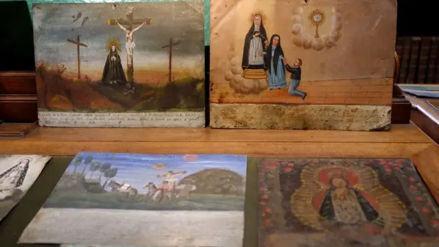 Muestra de los exvotos restituidos a México