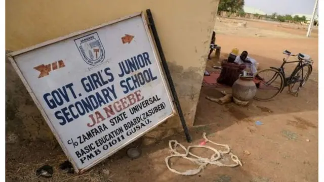 እተን ተማሃሮ ዝተጨወያሉ ቤት ትምህርቲ