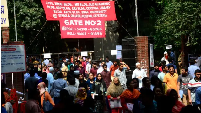 বুয়েটে ভর্তি হতে আসা শিক্ষার্থী